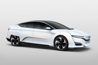 世界初公開されたホンダの新型燃料電池車「Honda FCV CONCEPT」、発売は2015年度中だから遅くても2016年3月までには発売となる。スペック&諸元はまったく分からないがアコード並みの全幅で全長は長く見える