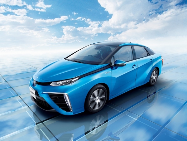 トヨタ自動車が12月に発売するセダンタイプの新型燃料電池自動車(FCV)「MIRAI(ミライ)」（写真提供：トヨタ自動車）
