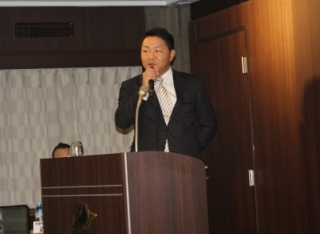 ２０日、日本インタビュ新聞社主催の個人投資家向け説明会で会社の強みなどについて説明するキャリアリンク＜６０７０＞（東２・売買単位１００株）の成澤素明社長。会場は東洋経済新報社ホール。