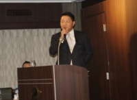 ２０日、日本インタビュ新聞社主催の個人投資家向け説明会で会社の強みなどについて説明するキャリアリンク＜６０７０＞（東２・売買単位１００株）の成澤素明社長。会場は東洋経済新報社ホール。