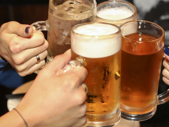 外食産業大手のワタミは、居酒屋チェーンの「和民」などを、全体の約15%に当たる102店舗閉鎖することを明らかにした。4月の増税に対応してメニュー価格を1割ほど抑えたが、客足は伸びなかった。