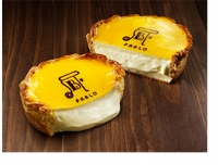赤城乳業は、チーズタルトをイメージしたアイス『とろける美味しさチーズタルト』を、12月2日より全国のコンビニエンスストアで発売する。写真は、ベースとなった焼きたてチーズタルト（左）レアと（右）ミディアム