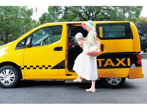 背の高いワゴンボディ、乗降性が悪いはずはない。日産NV200は、基本「貨物車」だが、NY市タクシーにも認定。スペイン生産のEVもある多彩なクルマだ