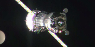 ソユーズTMA-15M宇宙船、国際宇宙ステーションに到着（Image credit: NASA）