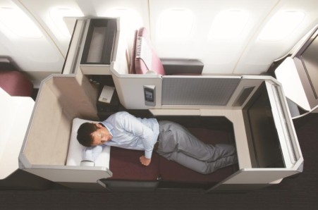 JALの787-8型機の新仕様機材「SKY SUITE 787」が、12月1日から成田―フランクフルト線に登場する。写真は、ビジネスクラスの完全フルフラットベッド（同社発表資料より）