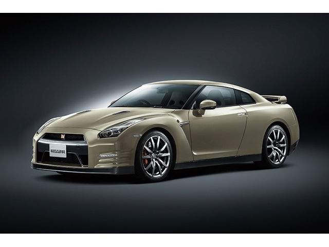 「大人のこだわりを満足させるGT-R」として2001年に発売されたR34型「スカイラインGT-R M・Spec」の特別色「シリカブレス」を採用した限定車「45th Anniversary」。「Premium Edition」グレードをベースとしたモデルだ。