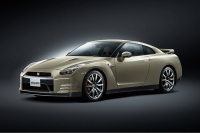 「大人のこだわりを満足させるGT-R」として2001年に発売されたR34型「スカイラインGT-R M・Spec」の特別色「シリカブレス」を採用した限定車「45th Anniversary」。「Premium Edition」グレードをベースとしたモデルだ。