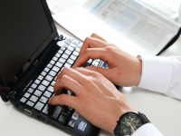 グーグルと言えば、検索エンジンの最大手であり、インターネットを使う人にとってみれば毎日利用する会社である。そのグーグルは欧州でも検索市場の90%のシェアを占めている。しかし、この検索の巨人に対して欧州議会が疑義を唱えたのだ。