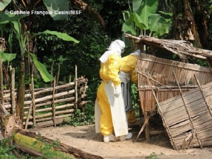 画像は、民家の裏庭にあるトイレを消毒する「国境なき医師団(MSF)」のスタッフ。感染拡大を防ぐためには、医療機関の充実の他、現地の住宅環境や生活様式まで含め、改善や予防対策の徹底を行わなくてはならない。資材・人出ともに足りない状況が続いている。 画像は、民家の裏庭にあるトイレを消毒する「国境なき医師団(MSF)」のスタッフ。感染拡大を防ぐためには、医療機関の充実の他、現地の住宅環境や生活様式まで含め、改善や予防対策の徹底を行わなくてはならない。資材・人出ともに足りない状況が続いている。