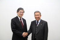 東京工業大学大学院理工学研究科の鞠谷雄士教授（左）と、アデランスの根本会長兼社長（アデランスの発表資料より）