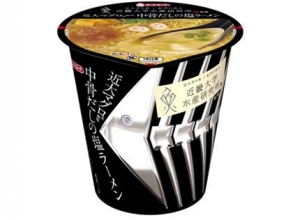 エースコックと近畿大学が1日発売した「近畿大学水産研究所監修 近大マグロ使用 中骨だしの塩ラーメン」 エースコックと近畿大学が1日発売した「近畿大学水産研究所監修 近大マグロ使用 中骨だしの塩ラーメン」