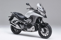 ホンダが12日に発売する「VFR800X」（パールグレアホワイト）（写真提供：本田技研工業）