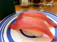 ロボット上部のホッパーに2升のシャリを投入すれば、あとはシャリをほぐし、米粒をいためない計量技術を駆使し、シャリ玉の形成(握り)を行う。1時間4,300貫のシャリ玉を握りだすことが可能だ。1分間約70貫以上となる。ワサビ付けも自動化されている。