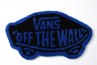 代官山のミッド・センチュリー モダンから、ブラック×ブルーの別注VANSラグが登場
