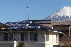 LIXILは、GF技研と共同で、太陽熱光ハイブリッドパネルシステムの実証実験を実施し、住宅消費エネルギーの80%削減が可能であることを実証した。