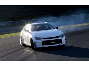 派手なドリフトをサーキットで決めるマークX“GRMN” 。ボディカラーはホワイトパールクリスタルシャイン。6速マニュアル車で価格は540.0万円。100台の限定車だ。