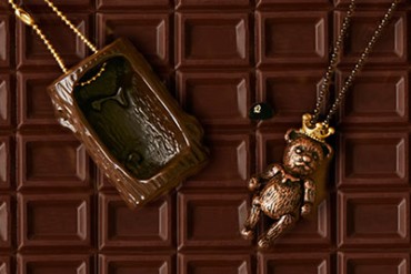Q-pot.から、帽子を着せ替えできる“チョコくま王子”のクリスマス限定スペシャルセット
