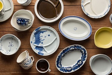 長崎生まれの磁器「波佐見焼 デイズ オブ クラワンカ」の展覧会、渋谷ヒカリエで開催