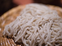 年越しそばの時期も近いが、そば粉の価格上昇圧力が止まらない。原因は国内外のそば粉の不作と円安による価格上昇によるものだ。そば粉は8割近くが輸入に頼っているが原産国は中国が圧倒的だ。