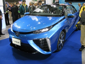 トヨタのFCV「MIRAI」は「クリーンエネルギー自動車等導入促進対策費補助金」202.0万円の補助金が出て、エコカー減税と合わせて225.29万円お得。車両価格は723.6万円