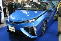 トヨタのFCV「MIRAI」は「クリーンエネルギー自動車等導入促進対策費補助金」202.0万円の補助金が出て、エコカー減税と合わせて225.29万円お得。車両価格は723.6万円