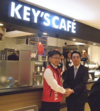 ビックカメラ＜３０４８＞（東１）はこのたび、キーコーヒー＜２５９４＞（東１）が提案する「キー－ズカフェ」を、同社の旗艦店であるビックカメラ有楽町店７階に・・・。