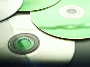 日本の音楽業界は依然危機的な状況にある。音楽単体でCDやDVDを売ることは難しくなり、大手レコード会社も新たな一手が打ち出せていない。著作権の解決や、それでどう売上を立てていくかの戦略が見えないといった問題から、欧米などに比べストリーミング配信への移行は遅れている。