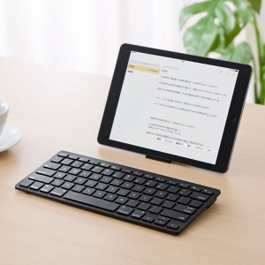 サンワダイレクトは、iPadやiPhoneでの長文入力に便利なシンプルデザインの軽量Bluetoothキーボード『Bluetoothキーボード(iPhone・iPad・パンタグラフ・小型・アイソレーション)400-SKB045』を新発売した。