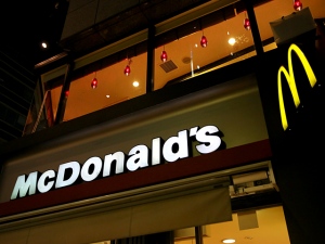 マクドナルドが状況を打破するためには、何よりもまず顧客の信頼を回復するような抜本的な施策が必要となるだろう