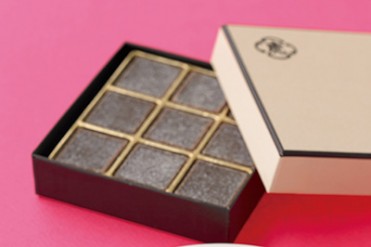 とらやのパリ店限定人気チョコ「羊羹 オ ショコラ」を、日本でバレンタイン限定発売