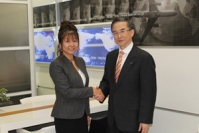 イーオンは、通訳ボランティアガイドを行う特定非営利活動法人TOKYO FREE GUIDE(TFG)と提携した。写真は、TFGの川本理事長（左）とイーオンの三宅社長（イーオンの発表資料より）