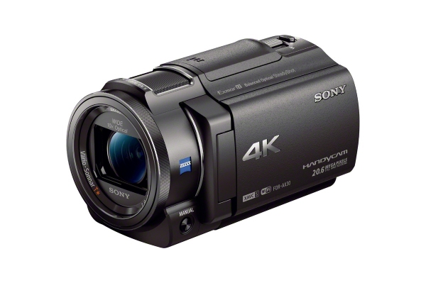 ソニーは、現行機比で体積約30%、質量約20%の小型・軽量化を実現したデジタル4Kビデオカメラレコーダー ハンディカム「FDR-AXP35」「FDR-AX30」を2月20日に発売する。写真は、「FDR-AX30」（写真提供：ソニー）