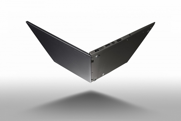 レノボ・ジャパンがNEC米沢工場でのThinkPadのCTO生産開始を記念して発売する14インチ薄型・軽量のノートPC Ultrabook「ThinkPad X1 Carbon Japan Limited Edition」