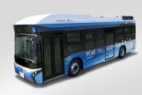 日野のノンステップ・ハイブリッド・バスをベースに開発した「FCバス」だ。定員は77名(座席26+立席50+運転士1)。