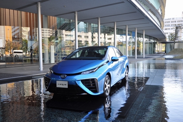 トヨタ自動車は新型燃料電池自動車「MIRAI」の増産を決定した（写真提供：トヨタ自動車）