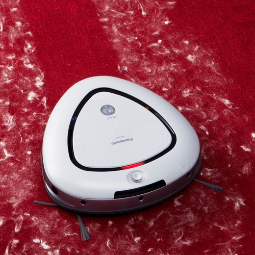 独自の三角形状と「ハウスダスト発見センサー」で部屋の隅や壁際の掃除性能にこだわったロボット掃除機「RULO MC-RS1」（写真提供：パナソニック）