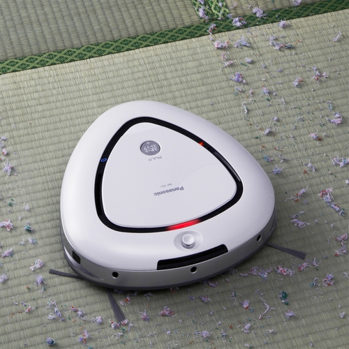 独自の三角形状と「ハウスダスト発見センサー」で部屋の隅や壁際の掃除性能にこだわったロボット掃除機「RULO MC-RS1」（写真提供：パナソニック）