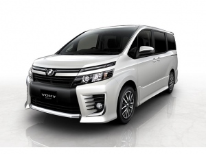 2014年、国内のトヨタ車販売を支えたのは「ノア・3兄弟」、ノア、写真のヴォクシー、そして11月登場のエスクァイア、合わせて年間19万台弱。この数字はプリウスを抜く国内3位だ。