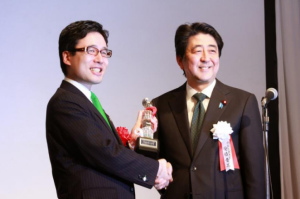 ユーグレナ<2931>(東1)は、経済産業省が今年初めて実施する「第1回日本ベンチャー大賞」(1月22日発表)にて、最優秀賞である「内閣総理大臣賞」を受賞した。
