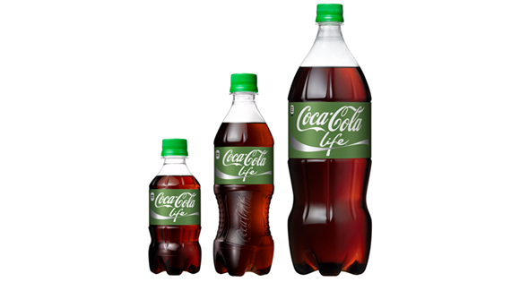 「コカ･コーラ ライフ」(右)1.5LPET/メーカー希望小売価格320円(消費税別)(中央)500mlPET/メーカー希望小売価格140円(消費税別)(左)300mlPET/メーカー希望小売価格115円(消費税別)(コカ･コーラシステムの発表資料より)