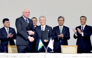 三菱日立パワーシステムズは、ウズベキスタンの国営電力会社ウズベクエネルゴと、発電所のオペレーション・メンテナンスに関して協業する。写真は同社が公開した調印式の様子。