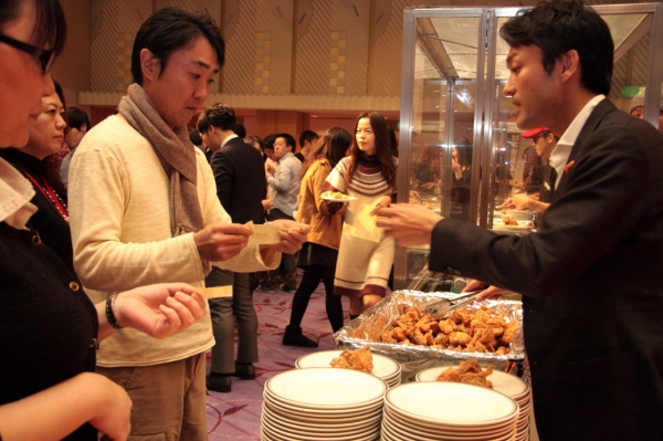 唐揚げに“感謝”するイベントが、「ニク(肉)の日」にちなんで2月9日に開催されます。写真は、昨年のイベント会場の様子。