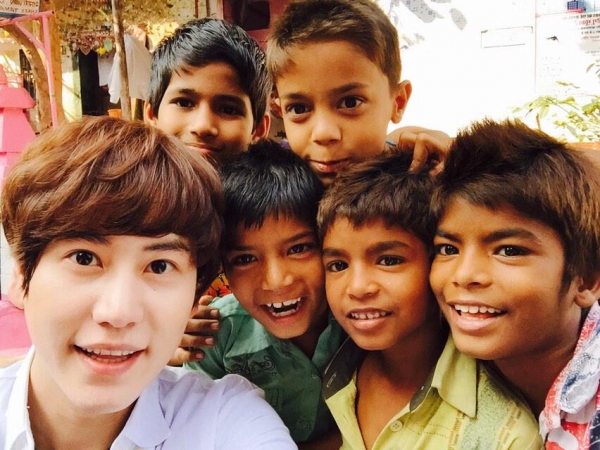 SUPER JUNIORのキュヒョンが、誕生日を祝ってくれたファンに向けて、インドから感謝のメッセージを伝えた。写真：キュヒョンのツイッター