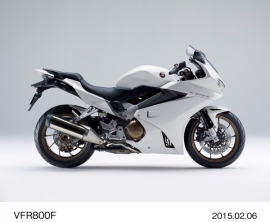 ホンダのスポーツツアラーモデル「VFR800F」に追加される新色のパールグレアホワイト（写真提供：ホンダ）