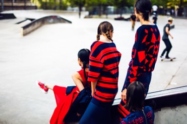 セクシーなストリート感、DKNYが2015年春夏コレクションのキャンペーンビジュアルを公開