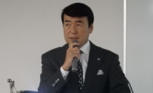 アーバネットコーポレーションの服部信治社長。日本アナリスト協会で２０１５年６月期・第２四半期決算の説明会。