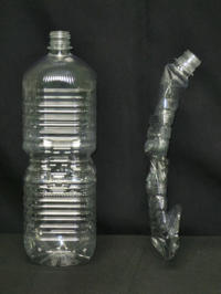 コカ・コーラシステムは、つぶしやすさと注ぎやすさを両立した新しい大型ペットボトル「ペコらくボトル」を無糖茶カテゴリーの製品を対象に導入する。