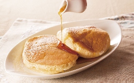 すかいらーくグループ初のカフェ『むさしの森珈琲』で提供するメニューの一つである「むさしの森珈琲特性ふわっとろパンケーキ」（税別580円）