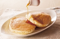 すかいらーくグループ初のカフェ『むさしの森珈琲』で提供するメニューの一つである「むさしの森珈琲特性ふわっとろパンケーキ」（税別580円）