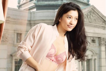 篠原涼子が“極上の谷間”を披露！天使のブラから新作「エンジェルクリック」発売